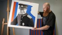 L'artiste de pop art Jacques Schneider montre un portrait du Grand-Duc Henri en uniforme, à Berchem, le 18 septembre 2025 au Luxembourg