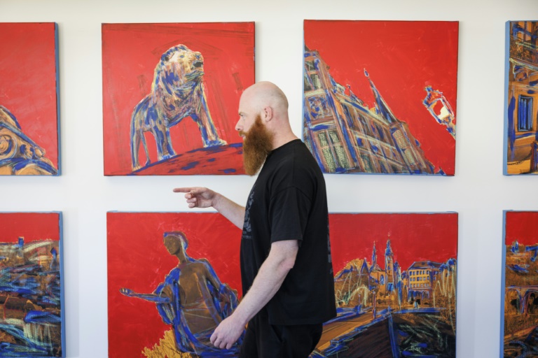 L'artiste pop art Jacques Schneider dans son lieu d'exposition à Berchem, le 18 septembre 2025 au Luxembourg