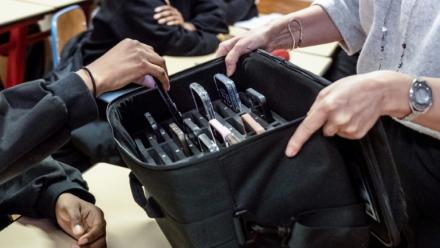 Une enseignante récupère les téléphones portables des élèves, mis de côté pendant les cours au lycée professionnel Jean Mermoz de Montsoult, le 14 janvier 2026 dans le Val-d'Oise