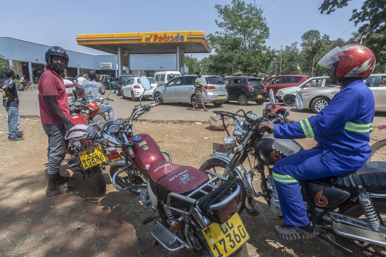 Des conducteurs de motos-taxis font la queue avec d’autres automobilistes à la station-service Petroda dans la zone 47, à Lilongwe, la capitale du Malawi, le 22 octobre 2026