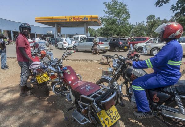 Des conducteurs de motos-taxis font la queue avec d’autres automobilistes à la station-service Petroda dans la zone 47, à Lilongwe, la capitale du Malawi, le 22 octobre 2026