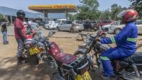 Des conducteurs de motos-taxis font la queue avec d’autres automobilistes à la station-service Petroda dans la zone 47, à Lilongwe, la capitale du Malawi, le 22 octobre 2026