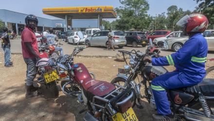 Des conducteurs de motos-taxis font la queue avec d’autres automobilistes à la station-service Petroda dans la zone 47, à Lilongwe, la capitale du Malawi, le 22 octobre 2026
