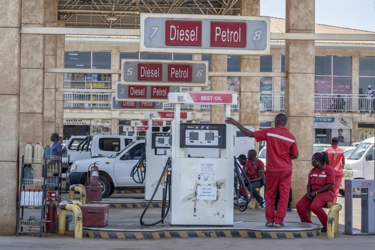 Des pompistes font une pause en raison de la pénurie de carburant à la station-service Best Oil de la zone 49 à Lilongwe, la capitale du Malawi, le 22 octobre 2026