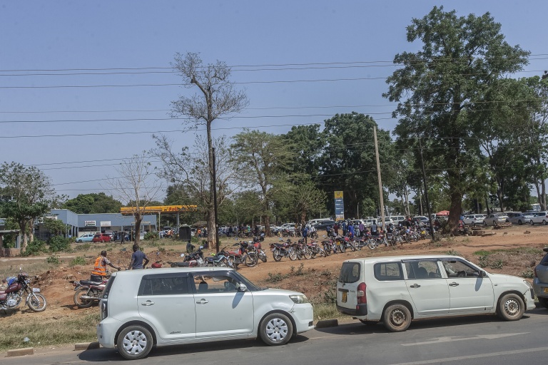 Des véhicules et des motos sont garés en longues files en espérant pouvoir faire le plein à la station-service Petroda de la zone 47, à Lilongwe, la capitale du Malawi, le 22 octobre 2026