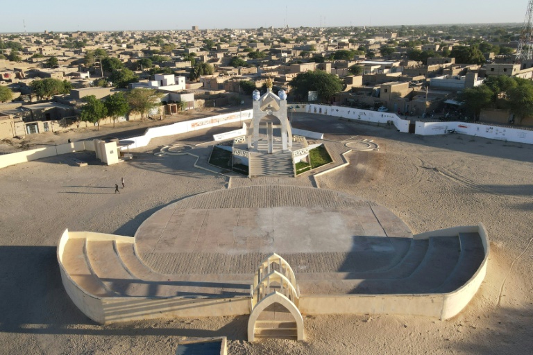 Vue aérienne du monument de la paix à Tombouctou, le 30 décembre 2021