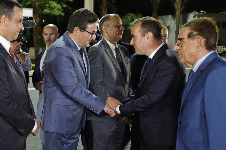 Le Premier ministre français Sébastien Lecornu (2e d) salué par le ministre marocain des Transports et de la Logistique, Abdessamad Kayouh, à son arrivée à l'aéroport de Rabat-Salé, le 15 juillet 2026 à Rabat, au Maroc
