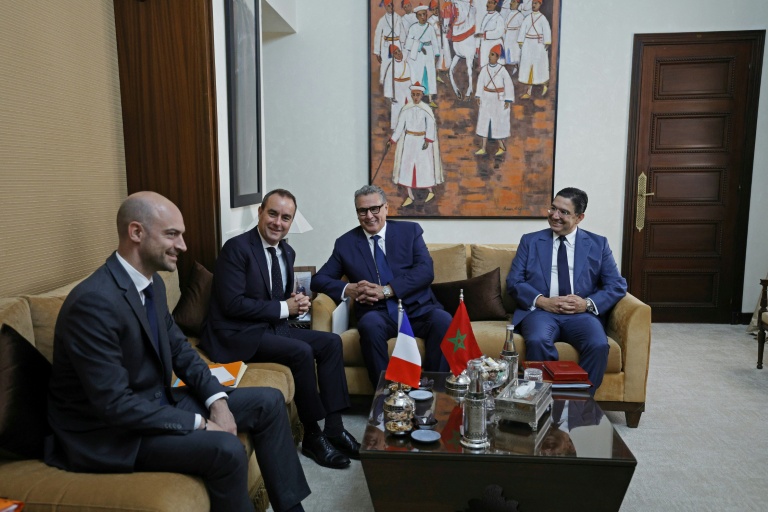 Le Premier ministre français Sébastien Lecornu (2e g) et son homologue marocain Aziz Akhannouch (2e d), le ministre français des Affaires étrangères Jean-Noël Barrot (g) et son homologue marocain Nasser Bourita, lors d'une rencontre à Rabat, le 16 juillet 2026 au Maroc