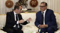 Le Premier ministre français Sébastien Lecornu (g) s'entretient avec le Premier ministre marocain Aziz Akhannouch à son arrivée à l'aéroport de Rabat-Salé, le 15 juillet 2026 à Rabat, au Maroc