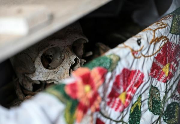 Les restes d'une personne dans un ossuaire avant un nettoyage pour les célébrations du Jour des Morts au cimetière de Pomuch, dans l'État de Campeche, au Mexique, le 18 octobre 2025