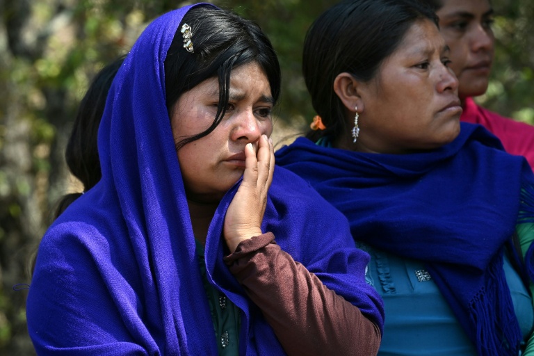 Des femmes indigènes nahuas pleurent lors des funérailles de membres d'un groupe d'autodéfense après une attaque perpétrée par de présumés membres du cartel de la drogue Los Ardillos, à Alcozacan, dans l'Etat de Guerrero, au Mexique, le 20 mai 2026