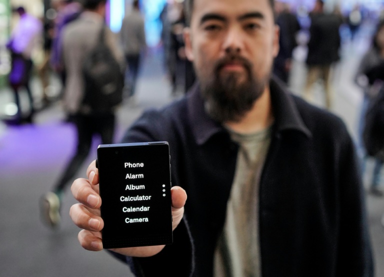 Le directeur général de l'entreprise Light Phone, Kaiwei Tang, présente un Light Phone III au Salon du mobile à Barcelone le 3 mars 2026, en Espagne