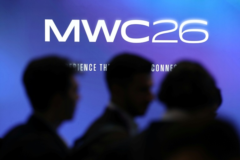 Le logo du Salon du mobile 2026, le Mobile World Congress (MWC), à Barcelone, le 2 mars 2026, en Espagne