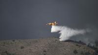 Un avion bombardier d'eau Canadair largue une cargaison d'eau sur un feu de forêt près de Los Gallardos, dans la province d'Almería, le 10 juillet 2026 en Espagne