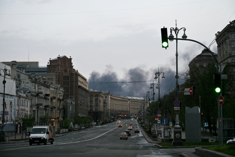 Fumées dans le ciel de Kiev après des frappes russes, le 16 avril 2026