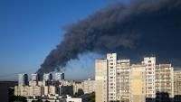 Un épais nuage de fumée s'élève après une attaque de drone russe, le 29 août 2026 à Kiev