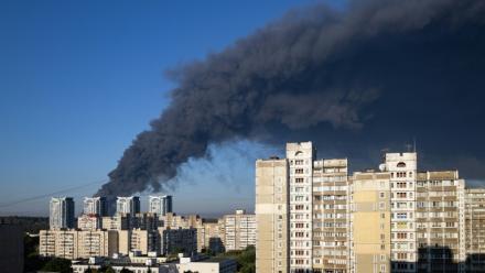 Un épais nuage de fumée s'élève après une attaque de drone russe, le 29 août 2026 à Kiev