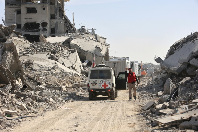 Un membre de la Croix Rouge parmi les décombres à Gaza, le 2 novembre 2025