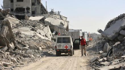 Un membre de la Croix Rouge parmi les décombres à Gaza, le 2 novembre 2025