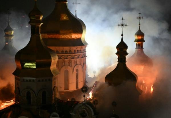 Incendie de la cathédrale de la Dormition, à la Laure des Grottes de Kiev, le 15 juin 2026 après une attaque russe