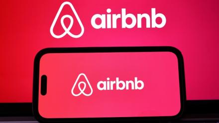 Au moins un hébergement Airbnb dans 81% des communes françaises, selon un think tank