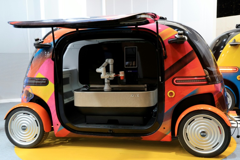 Un véhicule électrique autonome Pix Moving au Salon de l'auto à Paris le 12 octobre 2026