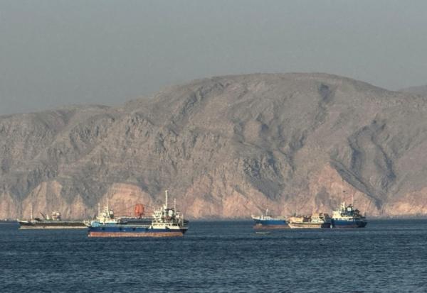 Des navires à l'ancre dans le détroit d'Ormuz près de la péninsule de Moussandam (Oman), le 17 mai 2026