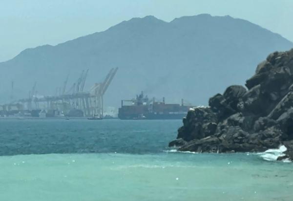 Image tirée d'une vidéo de l'AFPTV, du 12 juillet 2026, montrant un navire près du détroit d'Ormuz, au large de la côte orientale des Émirats arabes unis, à Khor Fakkan