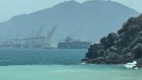 Image tirée d'une vidéo de l'AFPTV, du 12 juillet 2026, montrant un navire près du détroit d'Ormuz, au large de la côte orientale des Émirats arabes unis, à Khor Fakkan
