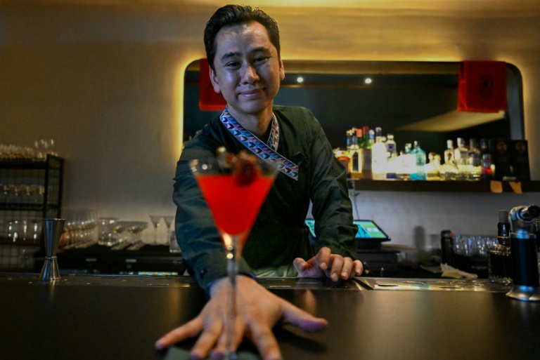 Abhishek Tuladhar dans son bar Barc à Katmandou le 2 juillet 2025