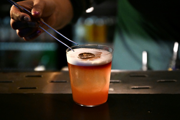 Un cocktail préparé au bar Barc à Katmandou le 2 juillet 2025