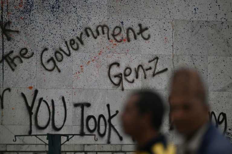 Des graffiti contre le gouvernement népalais sur la façade du Parlement à Katmandou pendant la 