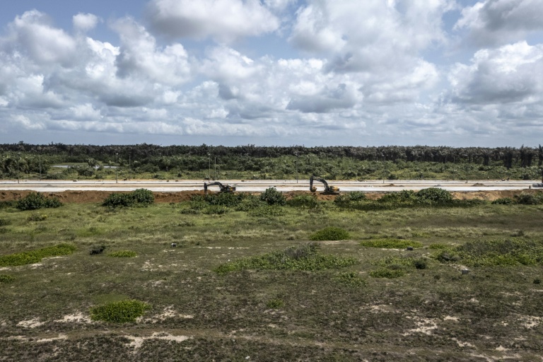 Vue aérienne montrant des pelleteuses en train de creuser le long d'un tronçon de l'autoroute côtière Lagos-Calabar, en cours de construction sur la péninsule de Lekki, dans l'État de Lagos, le 17 avril 2026.