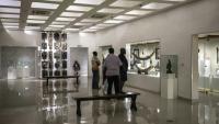 Des visiteurs admirent des objets exposés au Musée national de Lagos, le 23 avril 2026.
