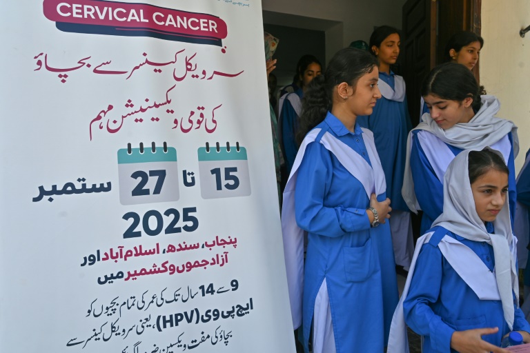 Des élèves quittent l'école après avoir reçu le vaccin contre le virus du papillome humain (VPH)  lors d'une campagne de vaccination contre le cancer du col de l'utérus, le 24 septembre 2025 à Islamabad, au Pakistan