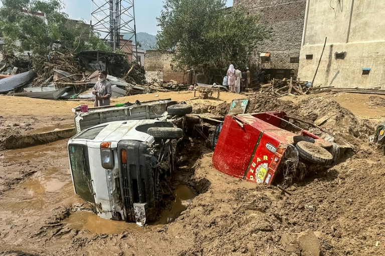Véhicules endommagés et débris jonchent les rues de Mingora après l'effondrement de la route suite aux crues subites dans la province montagneuse de Khyber Pakhtunkhwa au Pakistan le 16 août 2025