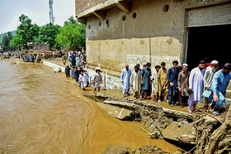 Des habitants circulent au lendemain des inondations provoquées par la mousson dans la province montagneuse de Khyber Pakhtunkhwa au Pakistan le 16 août 2025