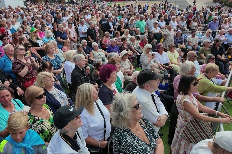 Image tirée d'une vidéo AFP montrant la foule aassistant ux funérailles de la chanteuse Bonnie Tyler à Swansea, au Pays de Galles, le 17 août 2026