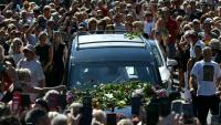 Des fans endeuillés se pressent le long des rues pour rendre hommage à la chanteuse Bonnie Tyler, dont le corbillard, transportant son cercueil, traverse sa ville natale de Mumbles, dans le sud-ouest du Pays de Galles, le 15 août 2026.
