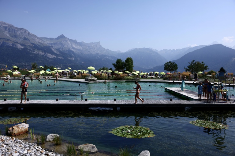 Vue du plan d'eau biotope et de ses bassins de filtration naturelle, à Combloux, en Haute-Savoie, le 12 août 2026
