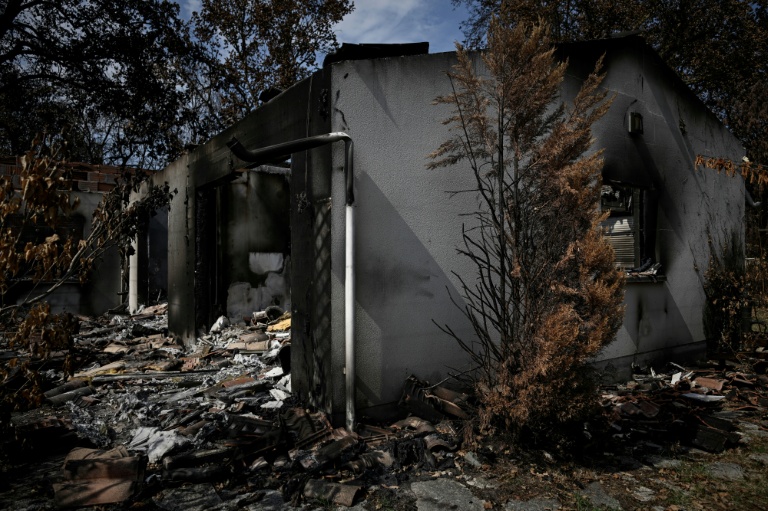 Une maison détruite par le mégafeu de juillet, le 13 août 2026 au Porge, en Gironde