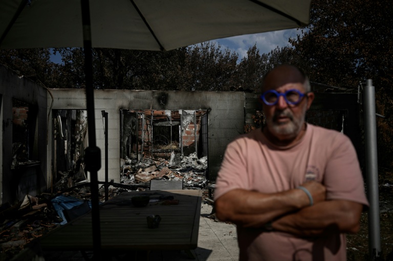 Yves Brugieregarde devant sa maison détruite par le mégafeu de juillet, le 13 août 2026 au Porge, en Gironde