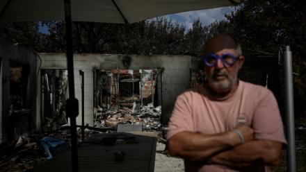 Yves Brugieregarde devant sa maison détruite par le mégafeu de juillet, le 13 août 2026 au Porge, en Gironde