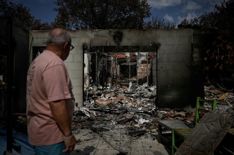 Yves Brugieregarde regarde sa maison détruite par le mégafeu de juillet, le 13 août 2026 au Porge, en Gironde