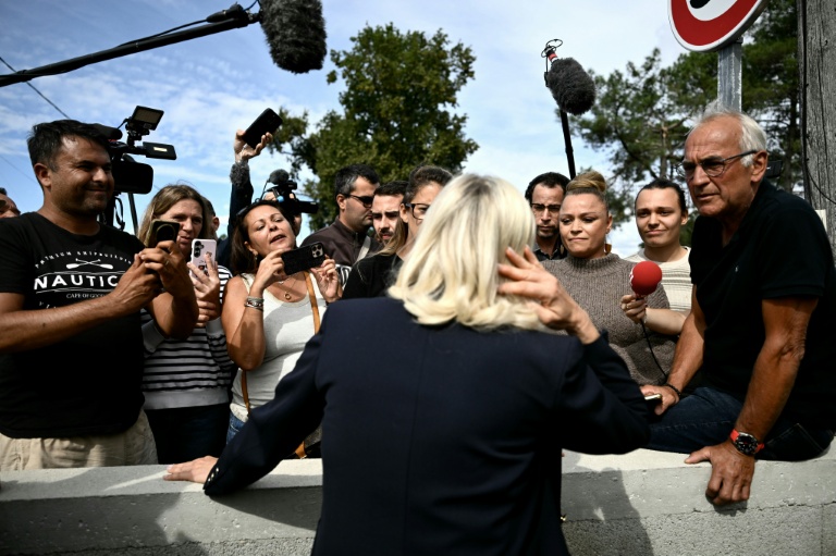La candidate du RN à la présidentielle, Marine Le Pen, discute avec des habitants et des sympathisants lors d'un déplacement au Porge, en Gironde, le 17 septembre 2026