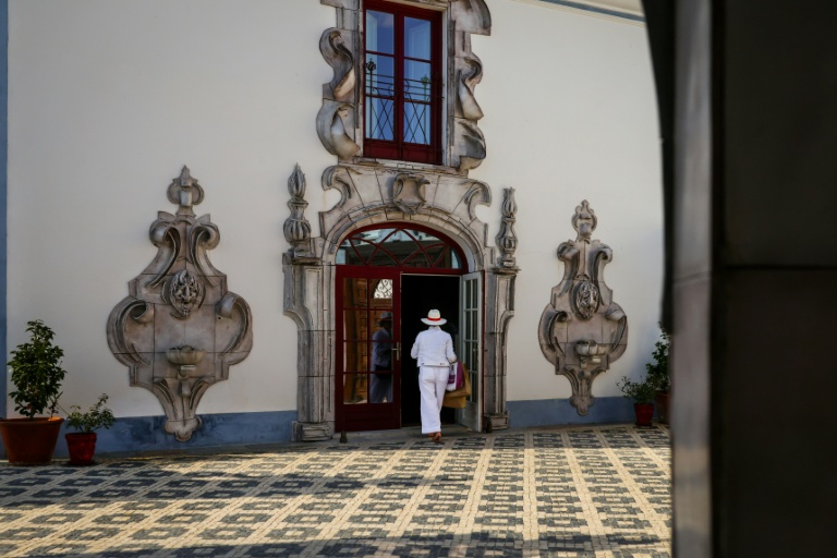 L'entrée de l'hôtel Vermelho, propriété du créateur français Christian Louboutin, à Melides, le 24 septembre 2025 dans le sud-ouest du Portugal