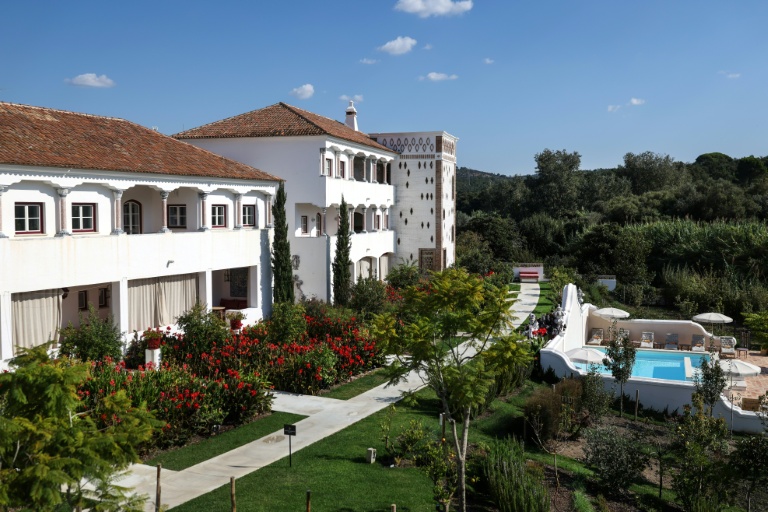 L'hôtel Vermelho, propriété du créateur français Christian Louboutin, à Melides, le 24 septembre 2025 dans le sud-ouest du Portugal