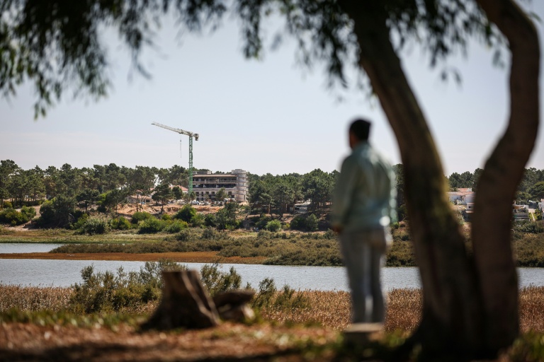 Une grue au-dessus du chantier de construction d'un nouvel hôtel appartenant au créateur français Christian Louboutin, le 29 septembre 2025 à Melides, dans le sud-ouest du Portugal