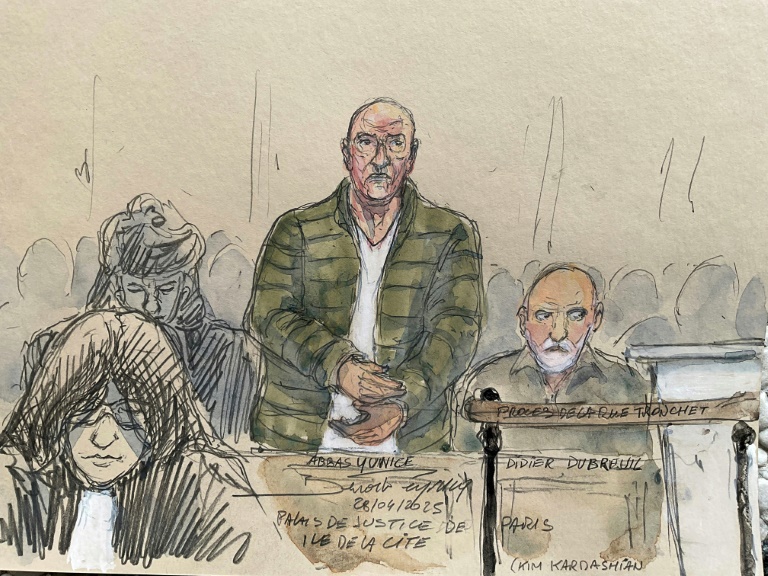 Croquis judiciaire du 28 avril 2025, publié le 5 mai 2025, montrant les co-accusés Yunice Abbas (c) and Didier Dubreucq (d)lors du procès pour le braquage de l'influenceuse américaine Kim Kardashian en 2016 devant la cour d'assises de Paris
