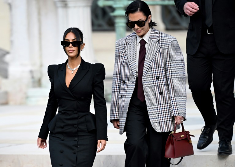 L'influenceuse américaine Kim Kardashian (c), accompagnée de sa mère Kris Jenner (d), quitte la cour d'assises de Paris, le 13 mai 2025, après avoir témoigné dans le procès du braquage dont elle a été victime en 2016